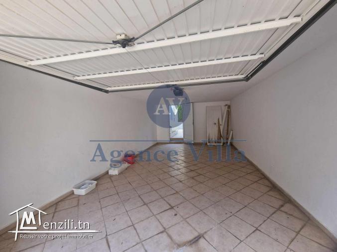 une villa s+5 avec piscine et jardin à la Marsa