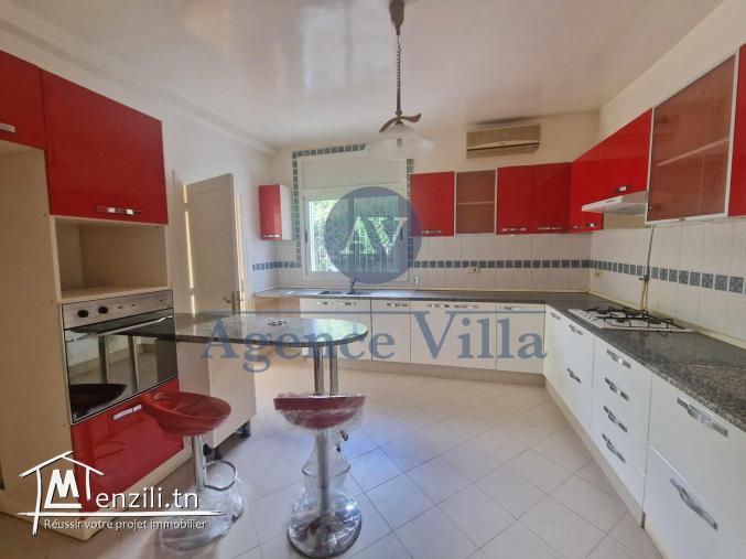 une villa s+5 avec piscine et jardin à la Marsa