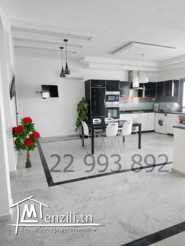 Villa piscine pied dans l'eau