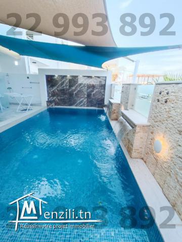 Villa piscine pied dans l'eau