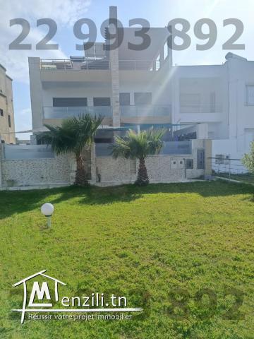 Villa piscine pied dans l'eau