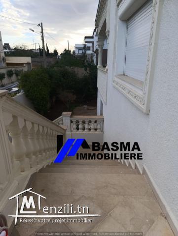 Une villa s+4 à louer situé à chatt mariem