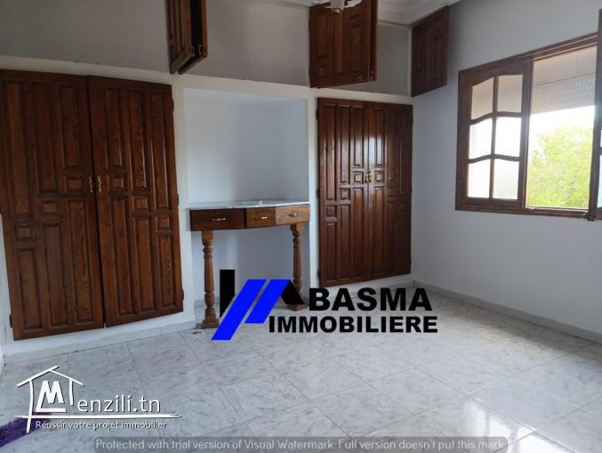 Une villa s+4 à louer situé à chatt mariem