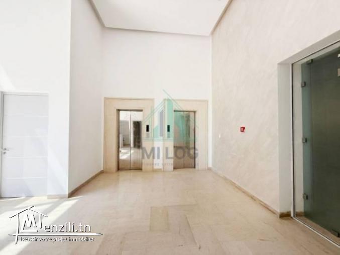 Immeuble de 3 000 m² à Lac 3