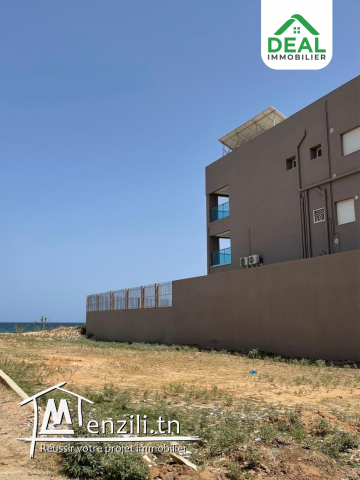 Terrain pieds dans l'eau à Chott Meriam