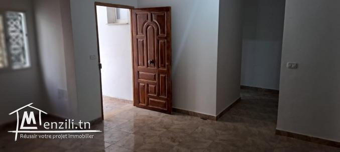 À vendre : Maison composée de 3 niveaux à Bhar Lazreg – 220 000 DT