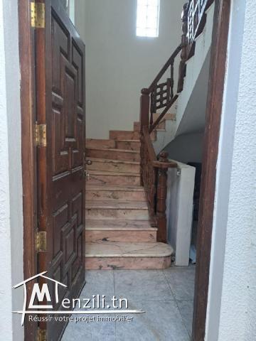 Etage de villa et garage à ouardia1 avec petit jardin et 2 terrasses