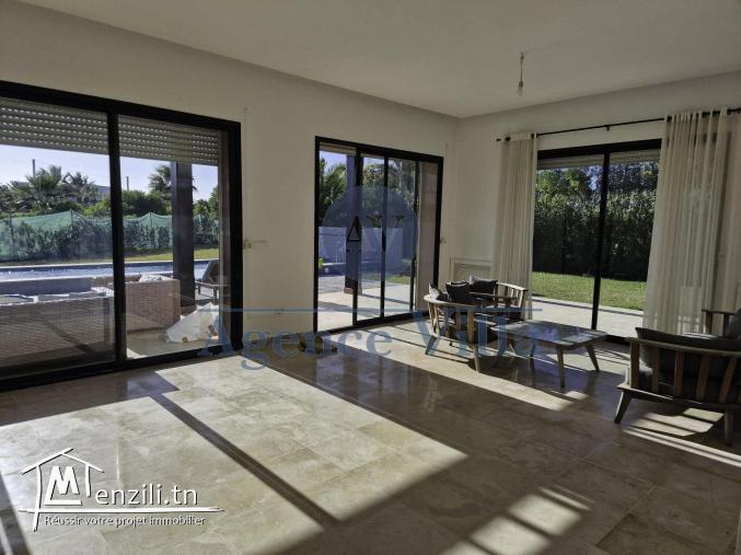 une villa s3 à gammarth avec piscine