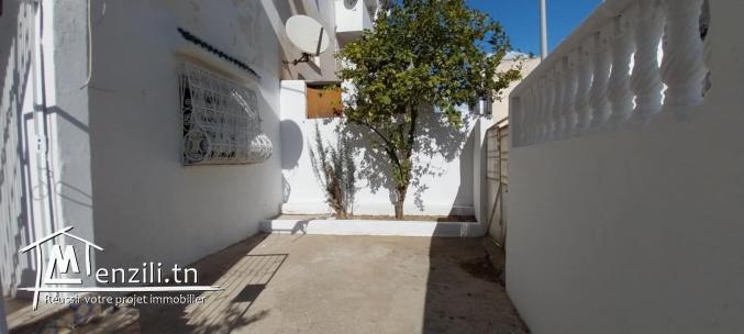 للبيع: شقة في الطابق الأرضي تقع في حي الزهور 4