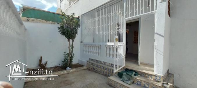 للبيع: شقة في الطابق الأرضي تقع في حي الزهور 4