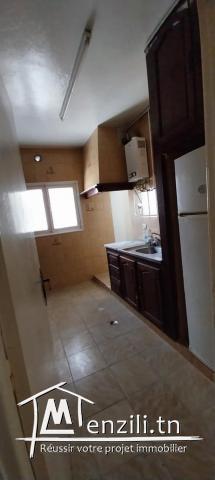 للبيع: شقة في الطابق الأرضي تقع في حي الزهور 4