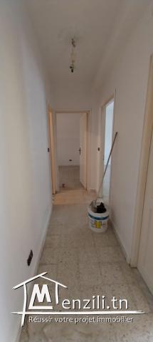 للبيع: شقة في الطابق الأرضي تقع في حي الزهور 4