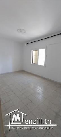 للبيع: شقة في الطابق الأرضي تقع في حي الزهور 4