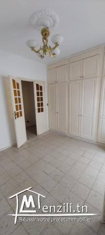 للبيع: شقة في الطابق الأرضي تقع في حي الزهور 4