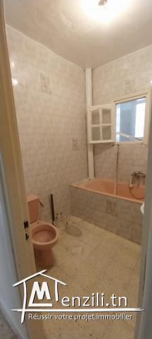 للبيع: شقة في الطابق الأرضي تقع في حي الزهور 4