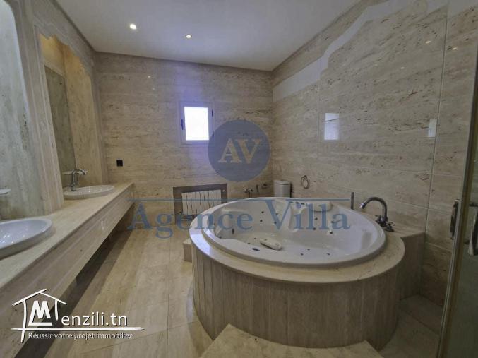 une villa s+4 à gammarth avec piscine