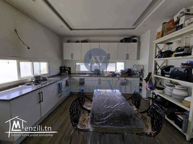 une villa neuve  s5 à la soukra avec piscine