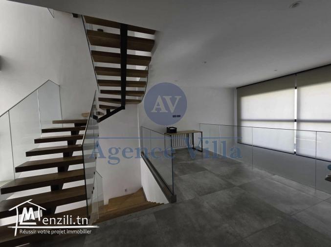 un triplex à gammarth avec piscine suspendu