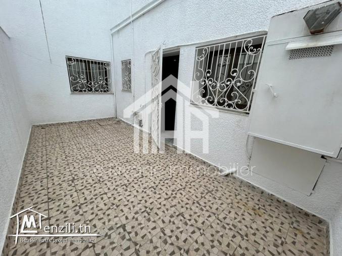 un rez-de-chaussée de villa S+3 avec jardin