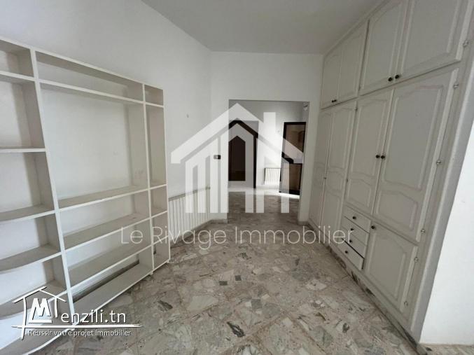 un rez-de-chaussée de villa S+3 avec jardin