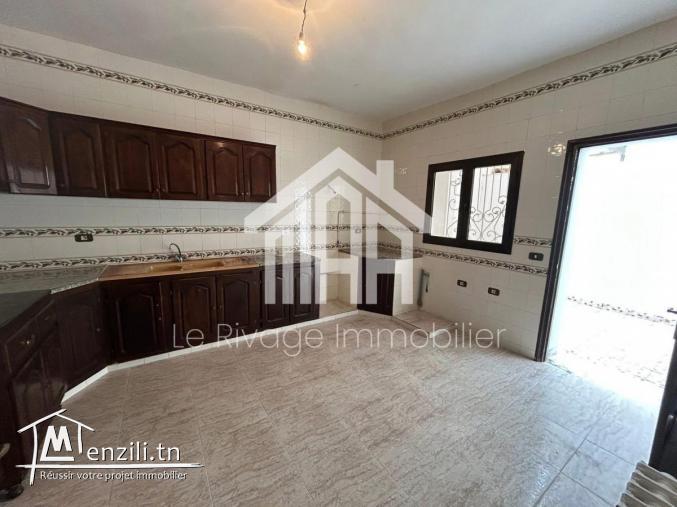 un rez-de-chaussée de villa S+3 avec jardin