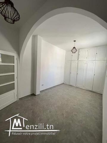 Partage un appartement avec une fille à cité el khadra