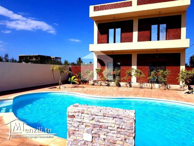 À LOUER (Par Jour) – Complexe de 4 Appartements S+2 avec Piscine Commune à Soviva – Kantaoui