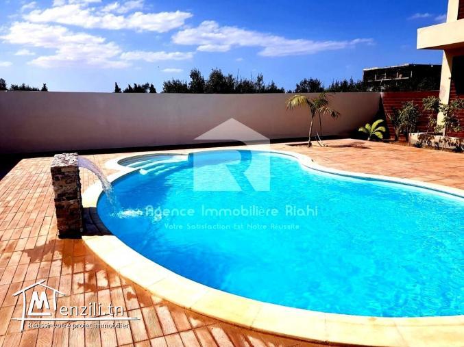 À LOUER (Par Jour) – Complexe de 4 Appartements S+2 avec Piscine Commune à Soviva – Kantaoui