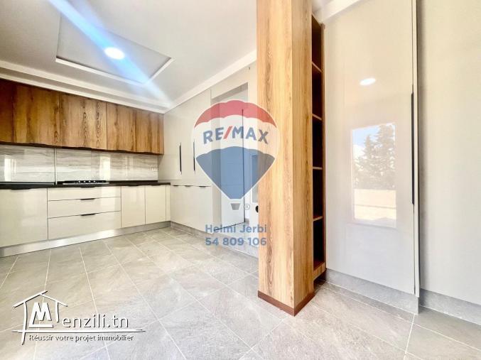 S+3 retapé à neuf à Ennasr à louer