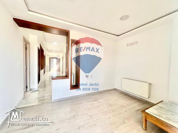 S+3 retapé à neuf à Ennasr à louer