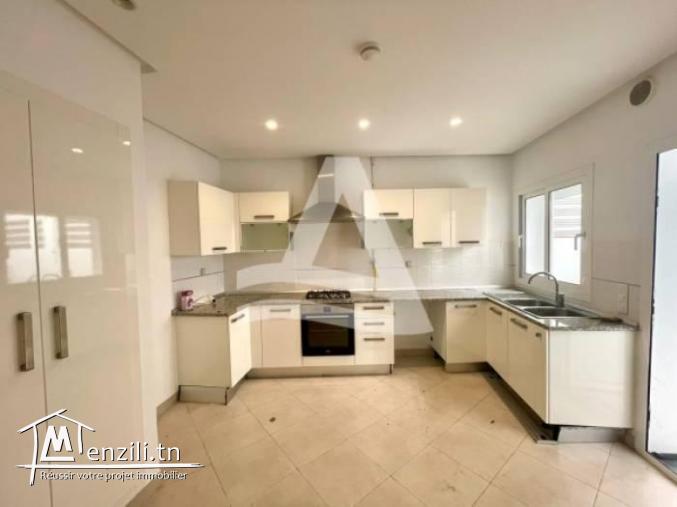 Location d'un triplex avec terrasse à Gammarth
