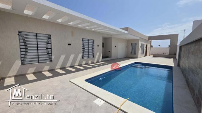 VILLA DE PLAIN-PIED AVEC PISCINE À HOUMT SOUK DJERBA ZA - RÉF V705