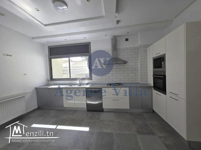 une villa avec piscine aux jardins de carthage