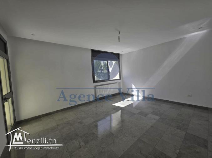 une villa avec piscine aux jardins de carthage