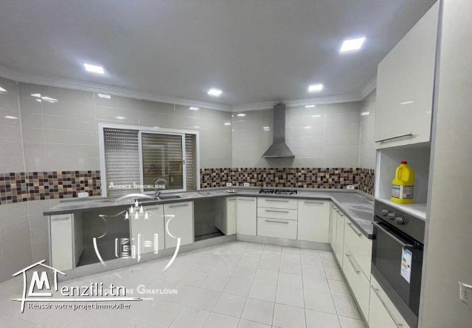 Villa à louer Ennasr 2