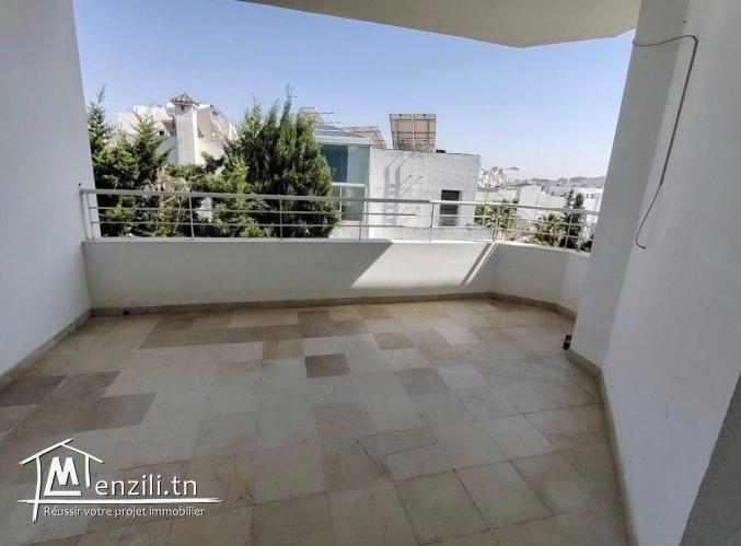 A louer étage de villa s+4 ennasr