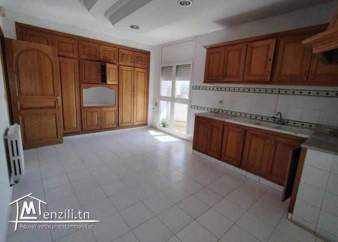 A louer étage de villa s+4 ennasr