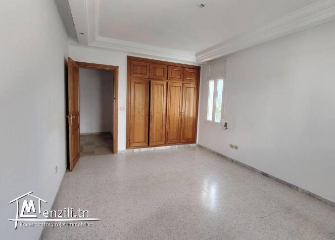 A louer étage de villa s+4 ennasr