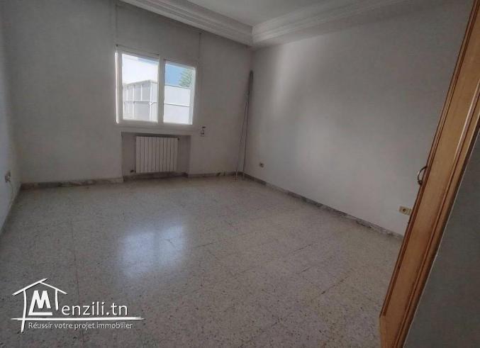 A louer étage de villa s+4 ennasr