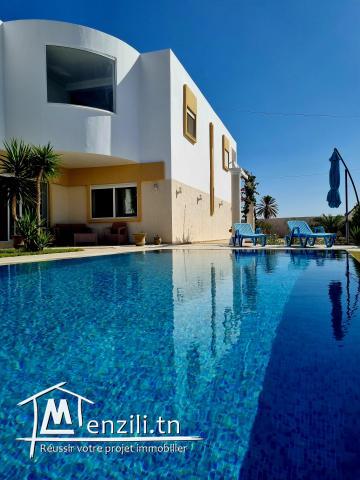 Villa á vendre avec piscine, jardin, grand terrain.