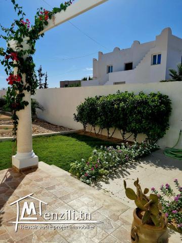 Villa á vendre avec piscine, jardin, grand terrain.