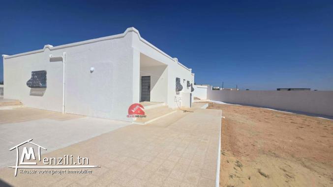MAISON AVEC TERRAIN À VENDRE À HOUMT SOUK DJERBA ZA - RÉF V724