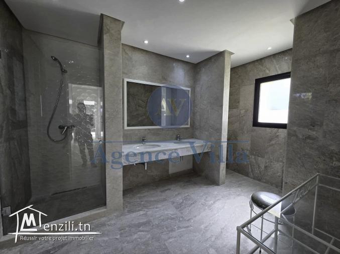 une villa s4 à gammarth avec un grand jardin