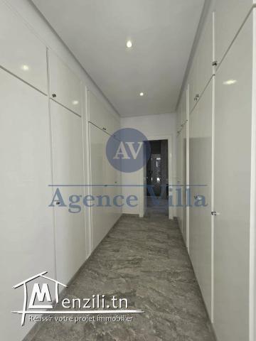 une villa s4 à gammarth avec un grand jardin