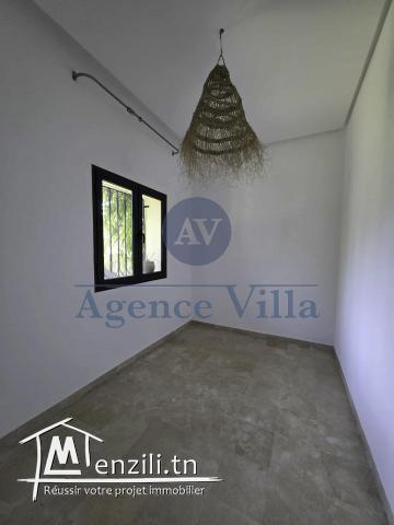 une villa s4 à gammarth avec un grand jardin