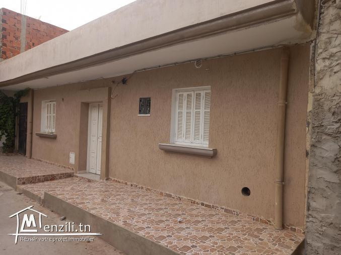 Maison rectangulaire 220 m² à Cité El Aouina
