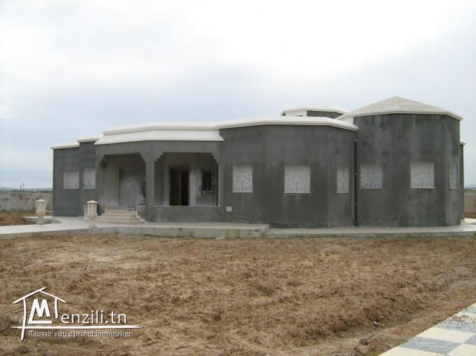 Belle villa inachevèe  rez-de-chaussée d'architecture moderne
