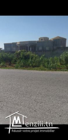 Belle villa inachevèe  rez-de-chaussée d'architecture moderne