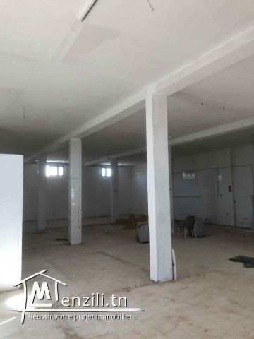 Dépôt à louer – 250m² carrelé avec sanitaires – Sidi Fraj