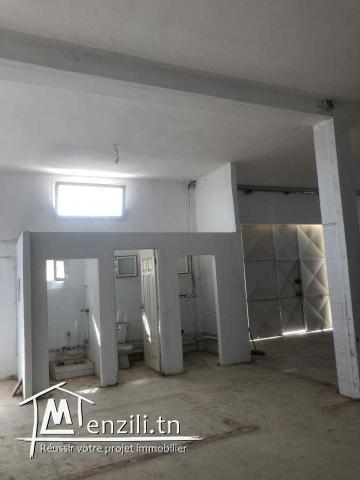 Dépôt à louer – 250m² carrelé avec sanitaires – Sidi Fraj